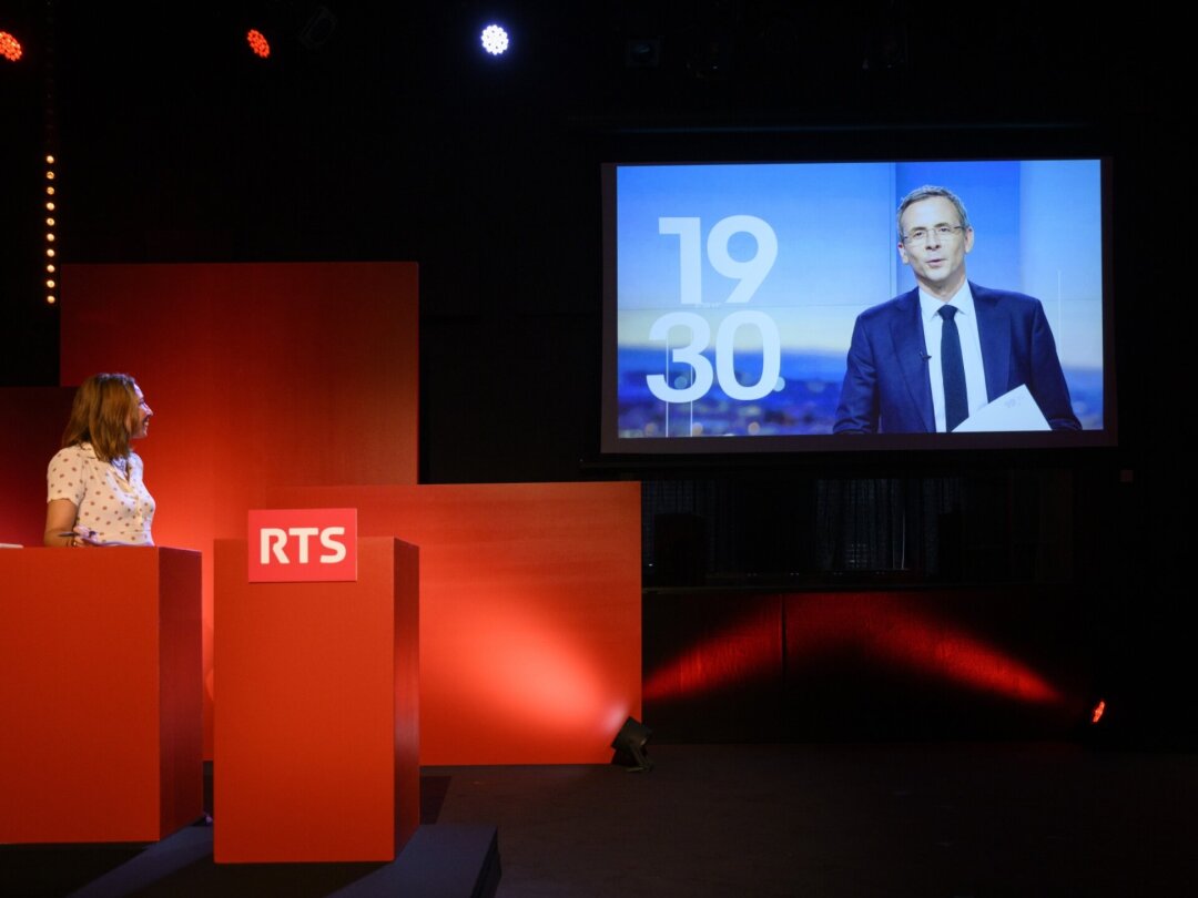 Philippe Revaz (ici sur l'écran présenté par Jennifer Covo) est l'un des deux journalistes de la RTS à être mis en scène dans les fausses publicités.