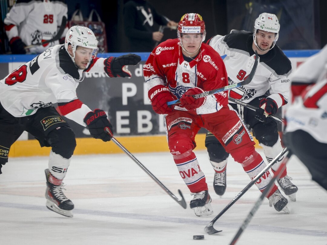 Mats Alge (au centre), ici lors d'un match avec Rapperswil en National League, n'avait plus le droit de jouer un match de play-off en Swiss League.