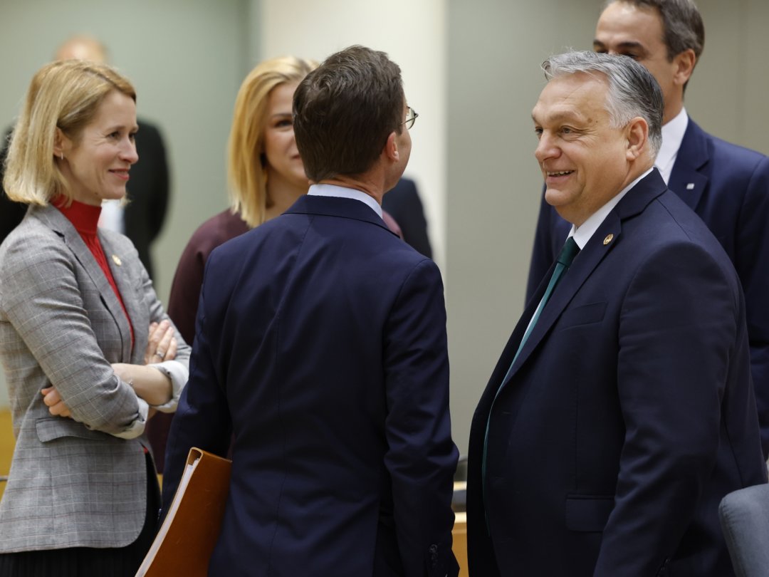 Le premier ministre hongrois Viktor Orban (d.) avec ses homologues finlandais Petteri Orpo (de dos) et estonien Kaja Kallas à Bruxelles le 1er février.