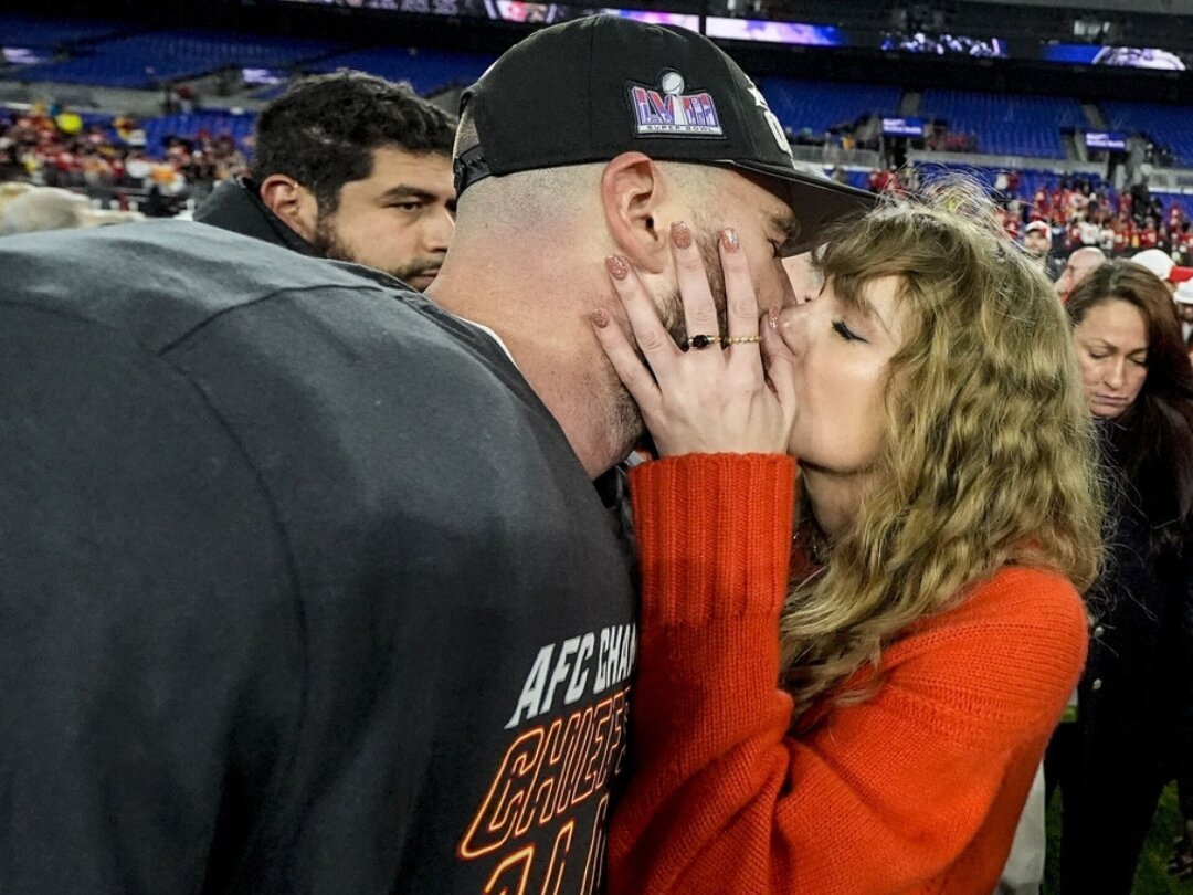 Le baiser entre Travis Kelce et Taylor Swift après la victoire des Kansas City Chiefs contre les Baltimore Ravens le 28 janvier a fait le tour du monde.