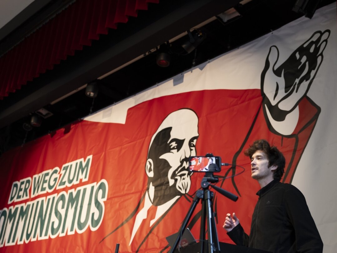 Dersu Heri, directeur de la rédaction du Communiste, lors du lancement du Parti communiste révolutionnaire, ce samedi à la Maison du Peuple de Bienne.