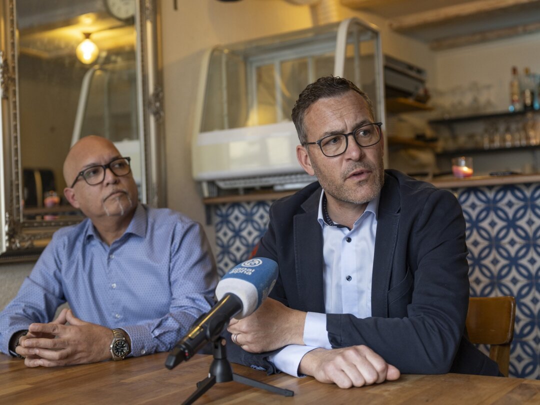 Dastier Richner (à droite), président de l'association Bien vivre à Neuchâtel, a été victime de quatre cambriolages ces derniers mois. A ses côtés, Sandro Paz, un des six membres de l'association.