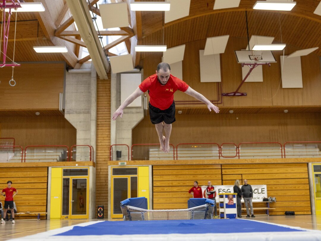Un gymnaste de la FSG Le Locle en démonstration lors du lancement du 175e anniversaire de sa société.