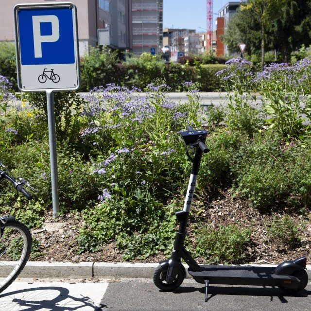 Une trottinette électrique circulait à 45 km/h à la montée à Bôle.