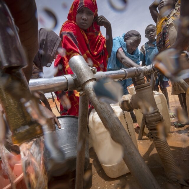 Des Soudanais collectent de l’eau dans un camp de réfugiés, à Adré, à la frontière tchadienne, le 5 avril dernier.