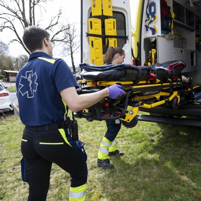 Certains patients réfléchissent à deux fois avant d'appeler l'ambulance, par crainte de devoir payer la facture de leur poche (image d'illustration).