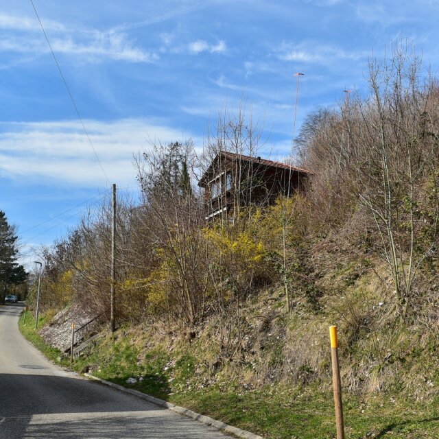 On aperçoit les gabarits du projet contesté sur cette photo de mars 2021. Aujourd'hui, davantage de végétation a recouvert la zone.