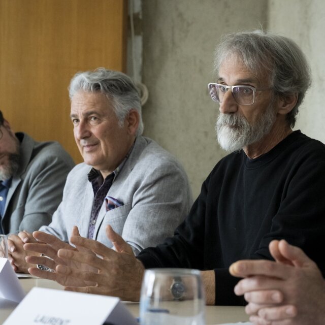 Les conseillers communaux de Neuchâtel Didier Boillat et Thomas Facchinetti aux côtés de John Howe, lors de la présentation du projet en juin 2023.