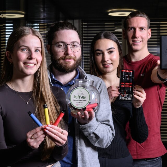 Alicia Ostertag, Maxime Caloz, Duygu Karagülle et Andreas Hilger (de g. à dr.) ont créé la start-up Puffcycling, qui récupère les batteries des cigarettes électroniques jetables pour en faire des chargeurs portables pour smartphones.