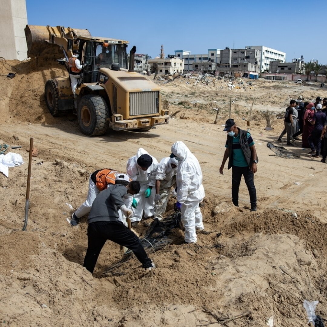 Des dizaines de corps ont été exhumés ces derniers jours des fosses communes à l'intérieur de l'hôpital Nasser de Khan Younès.