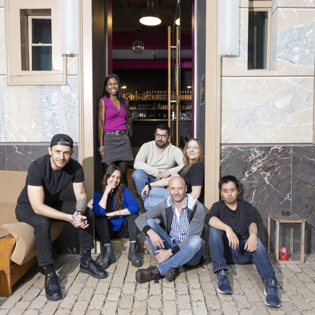 L'équipe de l’Amuse-Bar veut créer un festival au parc des Crêtets. De gauche à droite en bas, Axel, Abigaïl, Stéphane, Cédric, en haut, de gauche à droite, Vanessa, Baptiste, Amandine.