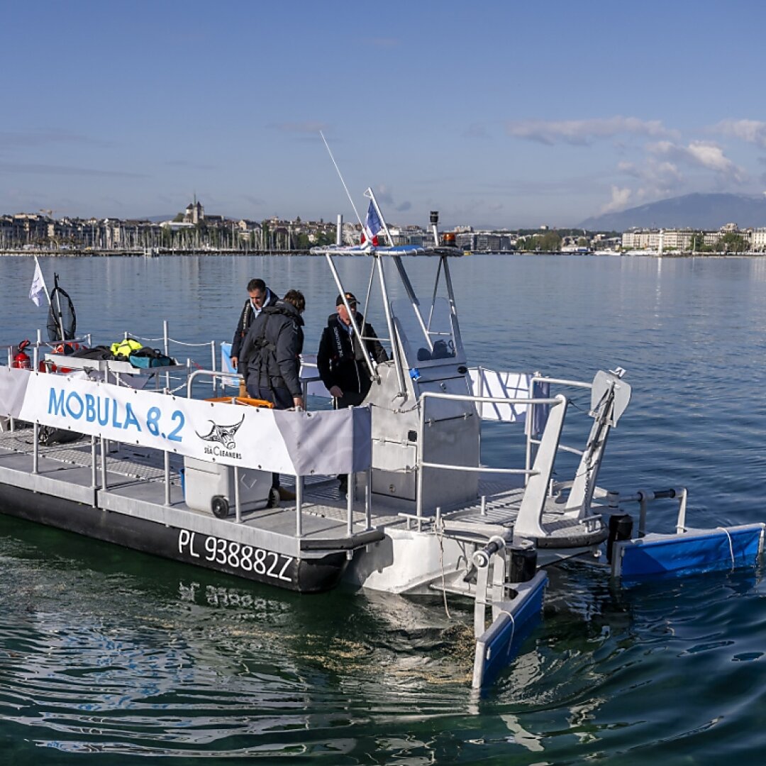 L'association SeaCleaners a présenté son nouveau bateau Mobula 8.2 dans la rade genevoise.