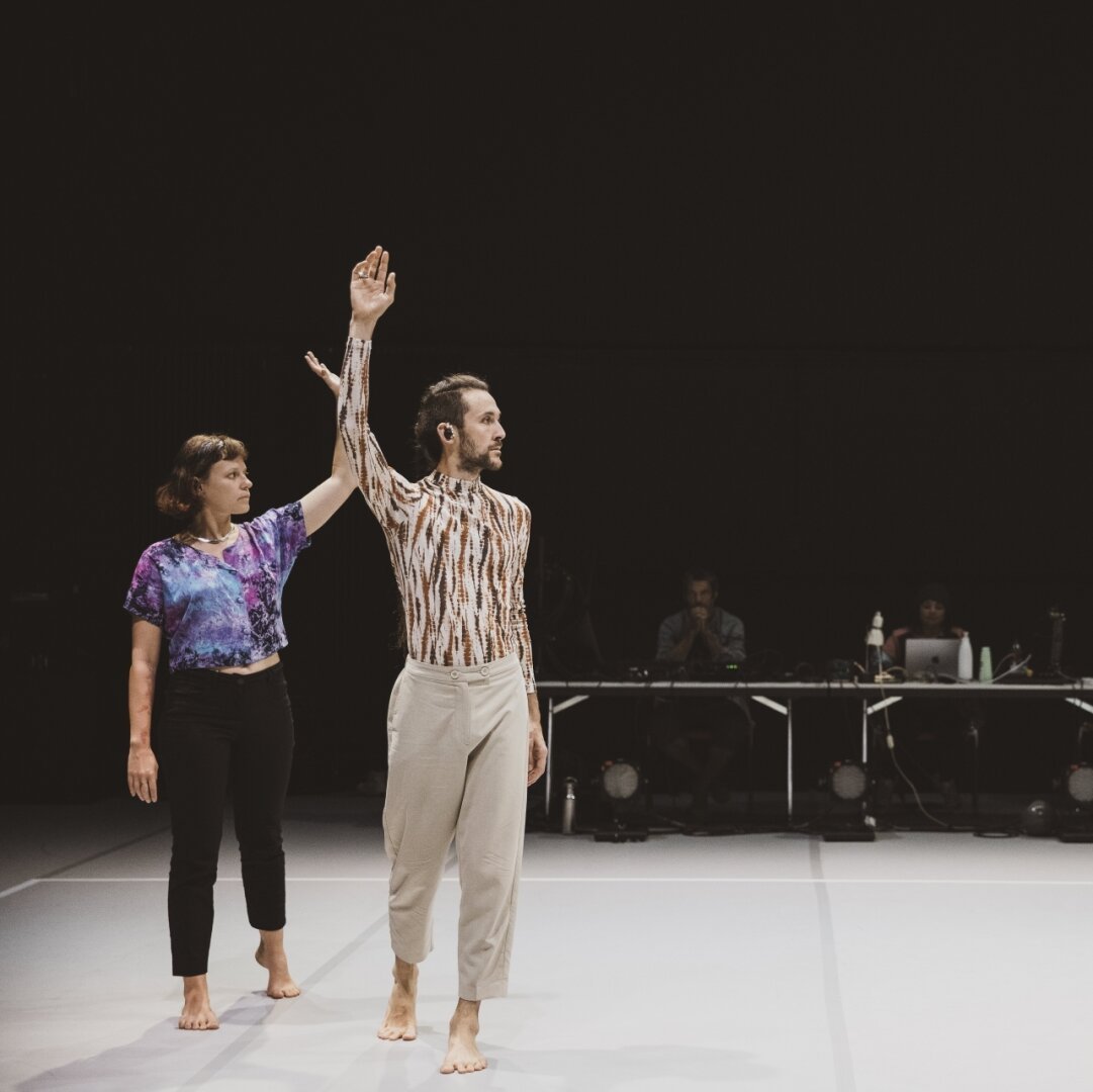 «Human in the Loop», quand l’IA dirige une danseuse et un danseur dans cette création de la chorégraphe Nicole Seiler.