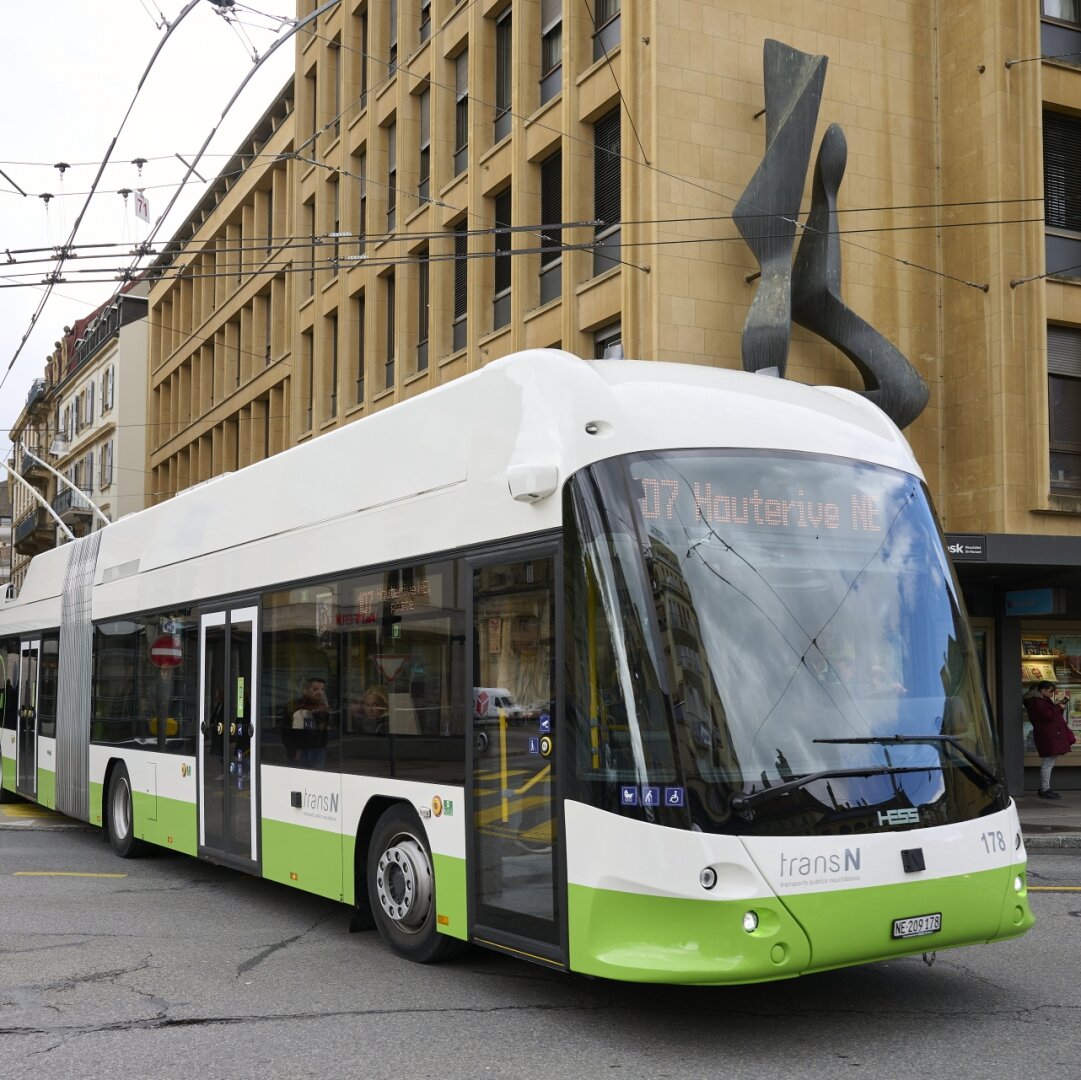 L'un des nouveaux bus sur la place Numa-Droz, au centre-ville de Neuchâtel.