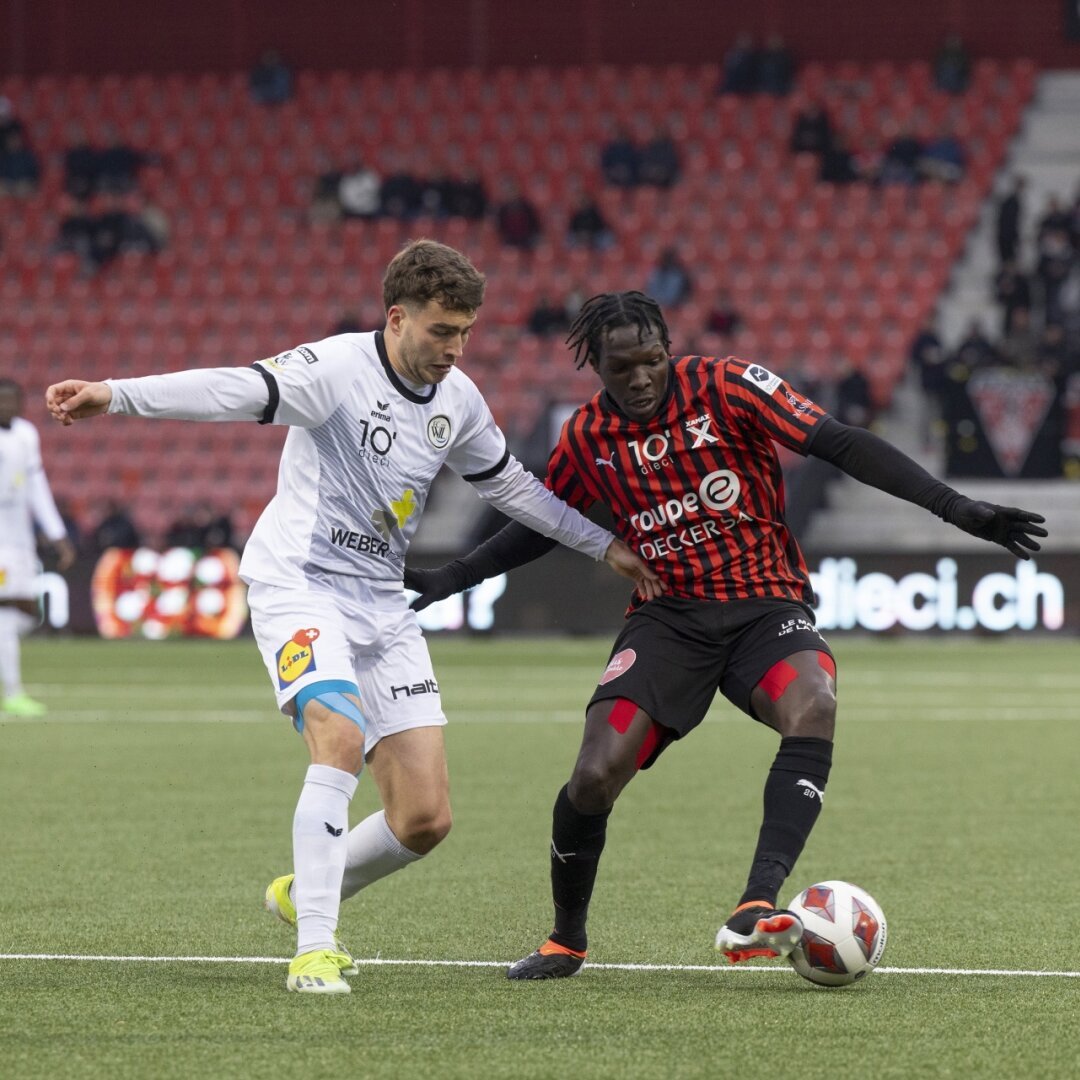 Neuchâtel Xamax et Fabrice Nsakala (en rouge et noir) ont été rejoins à la dernière minute face au FC Wil de Tim Staubli (en blanc).