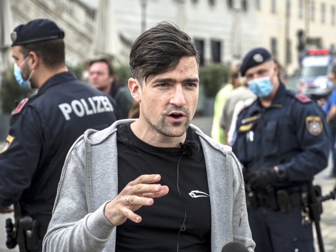 Martin Sellner, cofondateur du Mouvement identitaire d'Autriche, lors d'une manifestation contre les mesures sanitaires, en avril 2020, à Vienne.