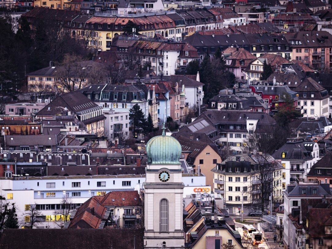 Depuis l'an 2000, la proportion de personnes sans appartenance religieuse augmente fortement dans les villes (ici à Zurich), environ un tiers des personnes se déclarant dans ce cas.