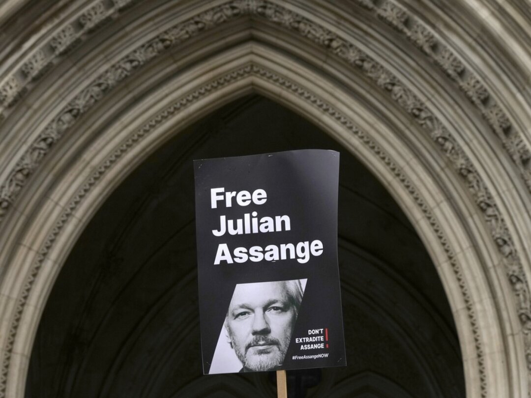 Une bannière de soutien à Julian Assange est brandie le 20 février 2024 devant la Haute-Cour de Londres.