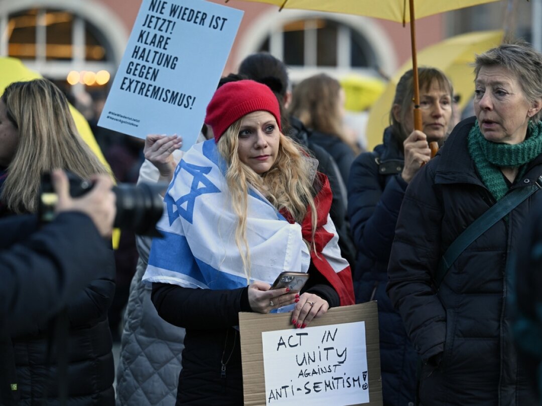 Rassemblement, dimanche dernier à Zurich, en soutien à la victime juive agressée la veille. Les parapluies jaunes se veulent être un symbole contre antisémitisme.