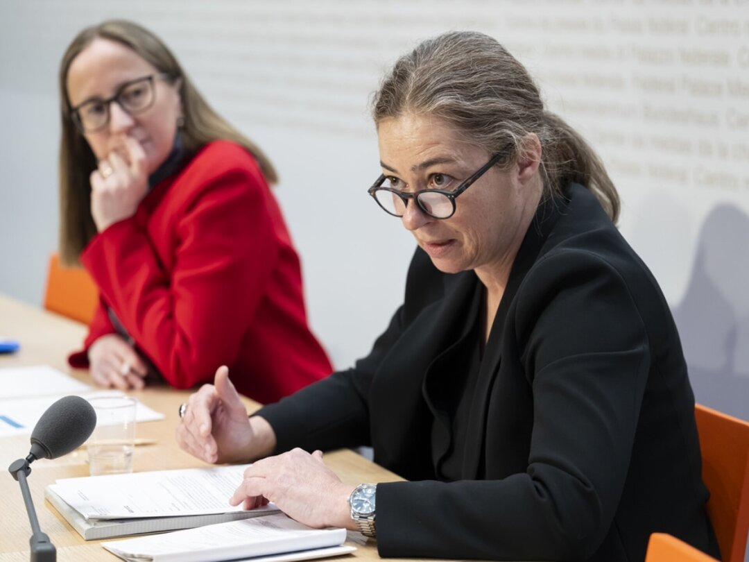 Karin Koç (à droite), responsable de l'enquête, et Prisca Fischer, présidente de l’Autorité de surveillance indépendante des activités de renseignement, ont présenté les conclusions du rapport.