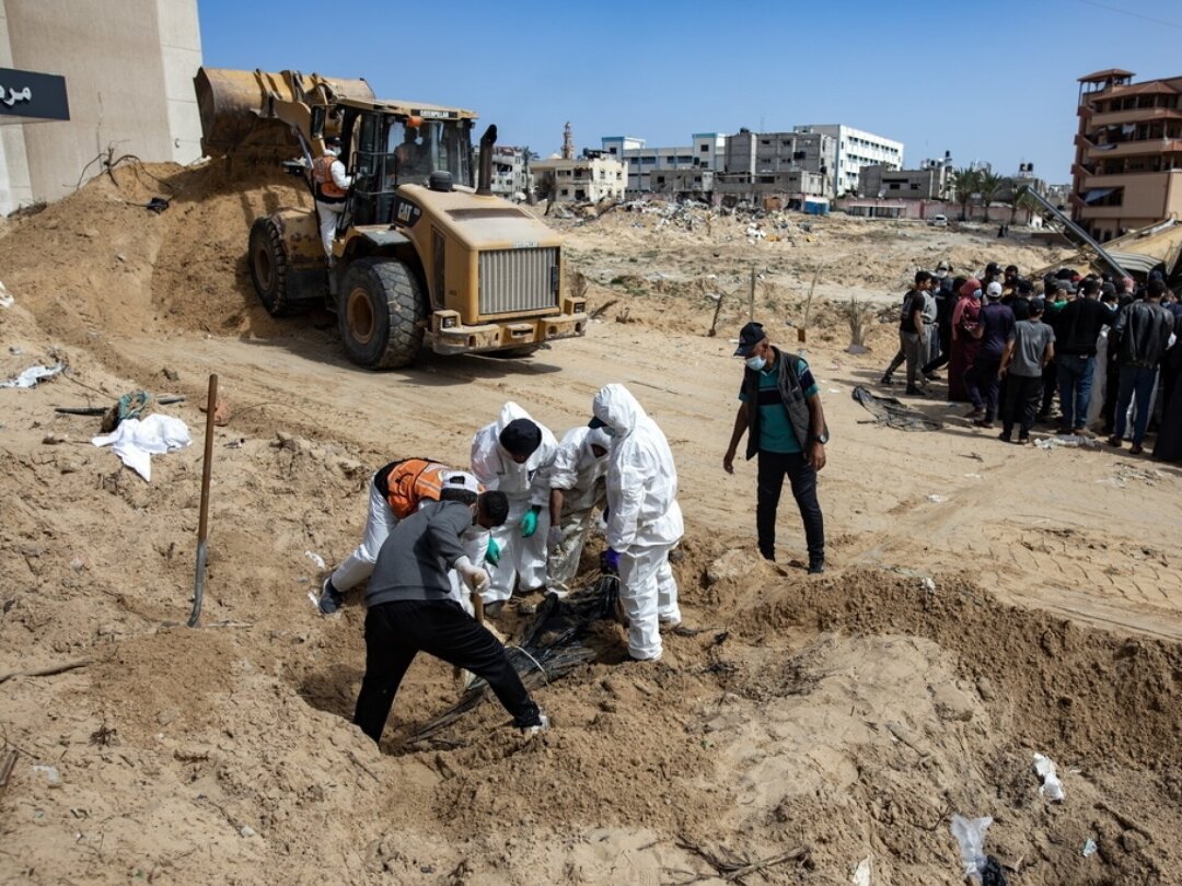 Des dizaines de corps ont été exhumés ces derniers jours des fosses communes à l'intérieur de l'hôpital Nasser de Khan Younès.