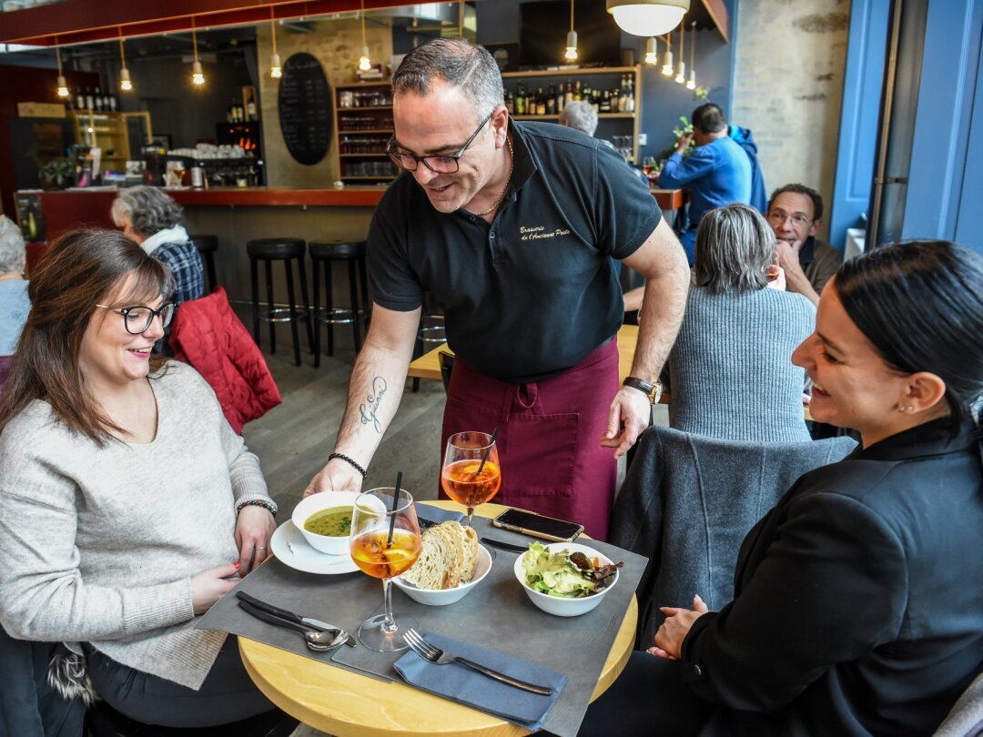 Dans les restaurants neuchâtelois (ici La Brasserie de l’Ancienne Poste, au Locle), la dépense moyenne se situe entre 31 et 60 francs par personne, selon notre sondage.