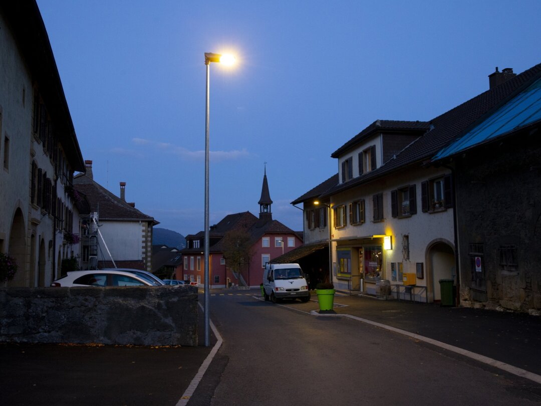 Les communes ont le droit d'éteindre les lampadaires proches des passages piétons (ici à Cornaux, avec un éclairage en marche). Mais pas pour toujours.