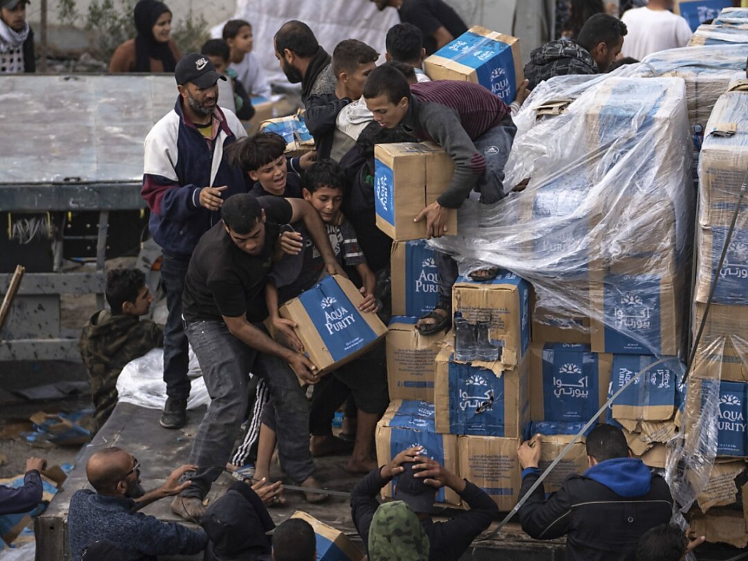 Les distributions d'aide donnent souvent lieu à des bousculades, la population de Gaza étant affamée, surtout au nord de l'enclave, où Israël interdit les livraisons de l'UNRWA.