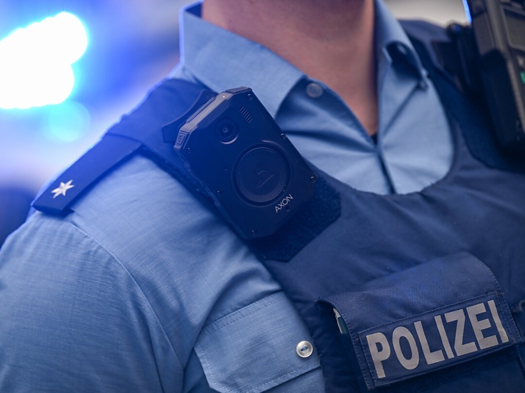 Les caméras corporelles sont de petites caméras fixées directement sur l'uniforme du policier. Elles doivent être utilisées lorsque des particuliers sont arrêtés ou contrôlés dans l'espace public. (image d'archive)