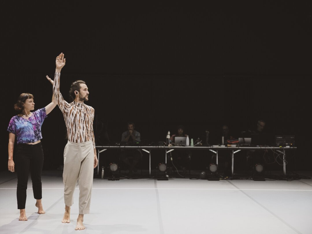 «Human in the Loop», quand l’IA dirige une danseuse et un danseur dans cette création de la chorégraphe Nicole Seiler.