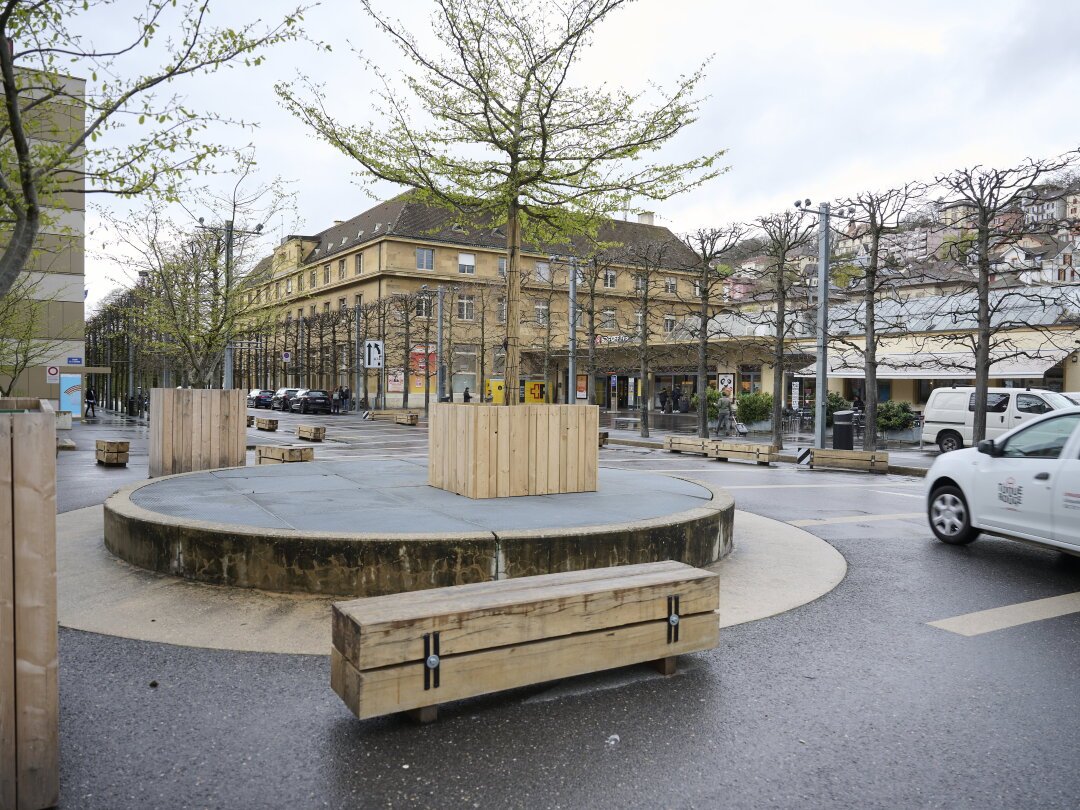 Du mobilier urbain a été installé sur l'ancien giratoire de la gare de Neuchâtel.