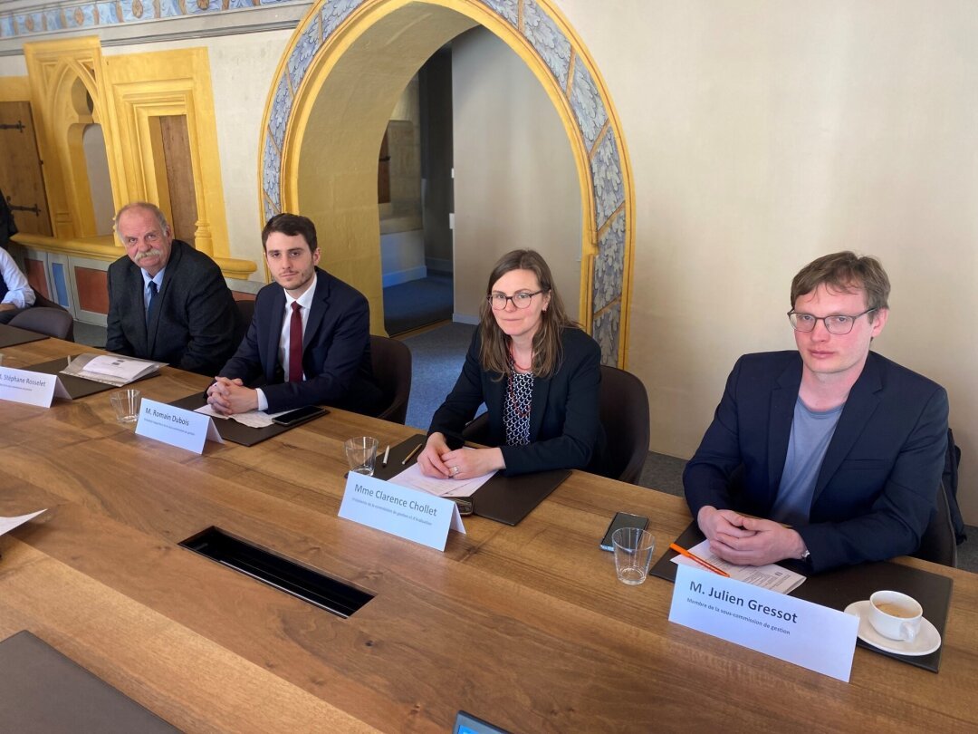 Des députés neuchâtelois de la Commission de gestion et d'évaluation en conférence de presse, de gauche à droite: Stéphane Rosselet, Romain Dubois, Clarence Chollet et Julien Gressot.