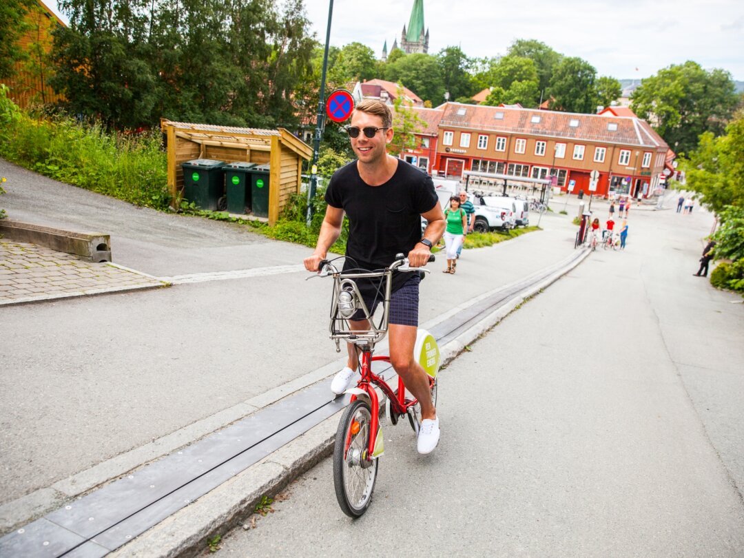Besoin d'un petit coup de pouce? L'ascenseur pour vélos fait le bonheur des amateurs de la petite reine à Trondheim, en Norvège.