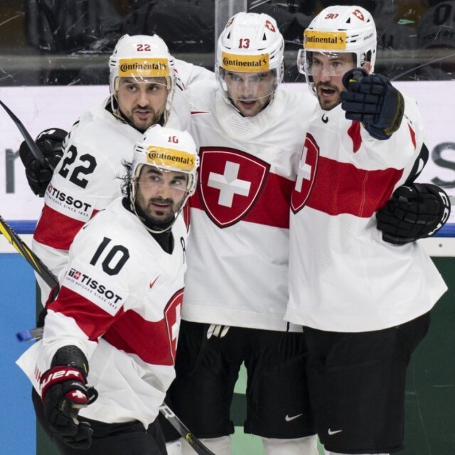 Nico Hischier (au centre) et Roman Josi (à droite) ont porté la Suisse vers le succès contre l'Autriche.