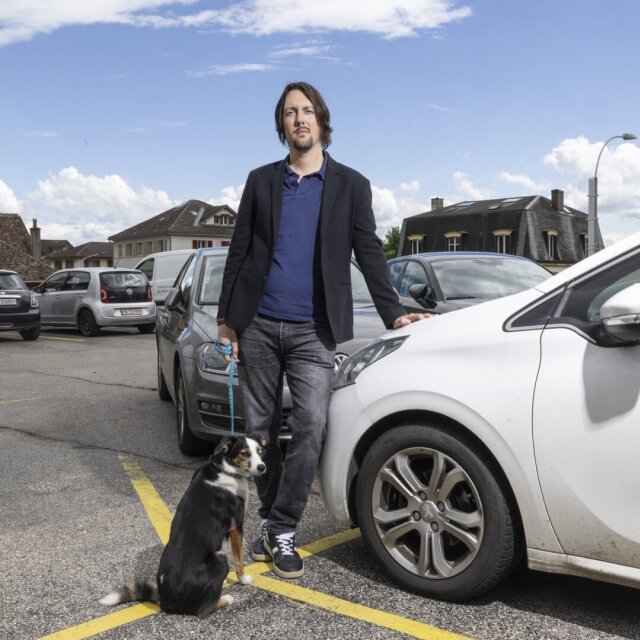 Alain Bernard et son chien Blue sur le parking de Saint-Blaise où une dizaine de voitures, dont la sienne, ont été fracturées.