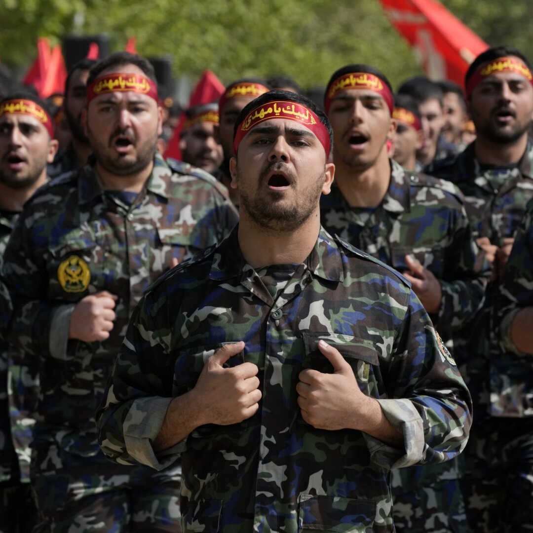 Des troupes volontaires de l'armée iranienne défilent lors de la Journée de l'armée dans une base militaire au nord de Téhéran, en Iran, mercredi 17 avril 2024.