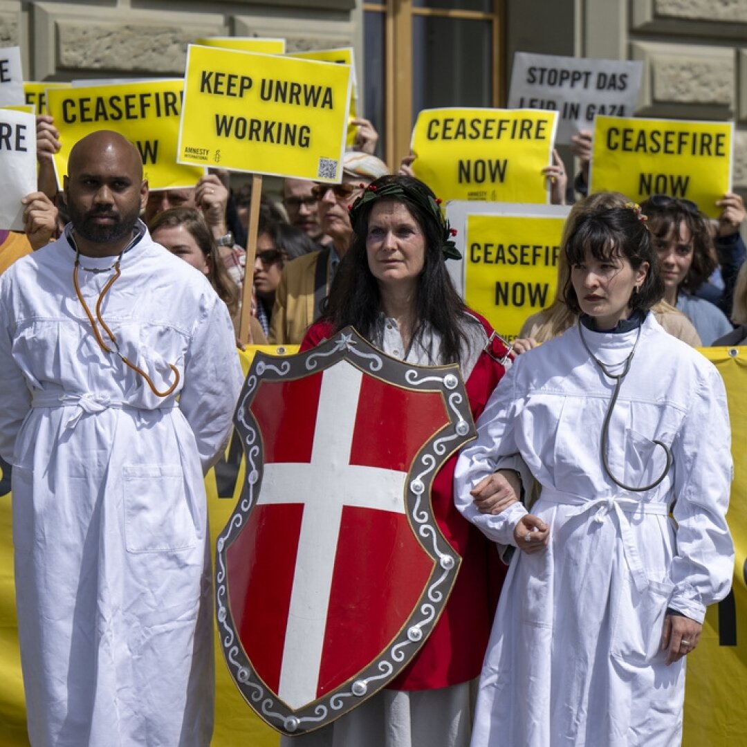 Amnesty International Suisse et d'autres organisations ont appelé la Suisse à se souvenir de sa tradition humanitaire.