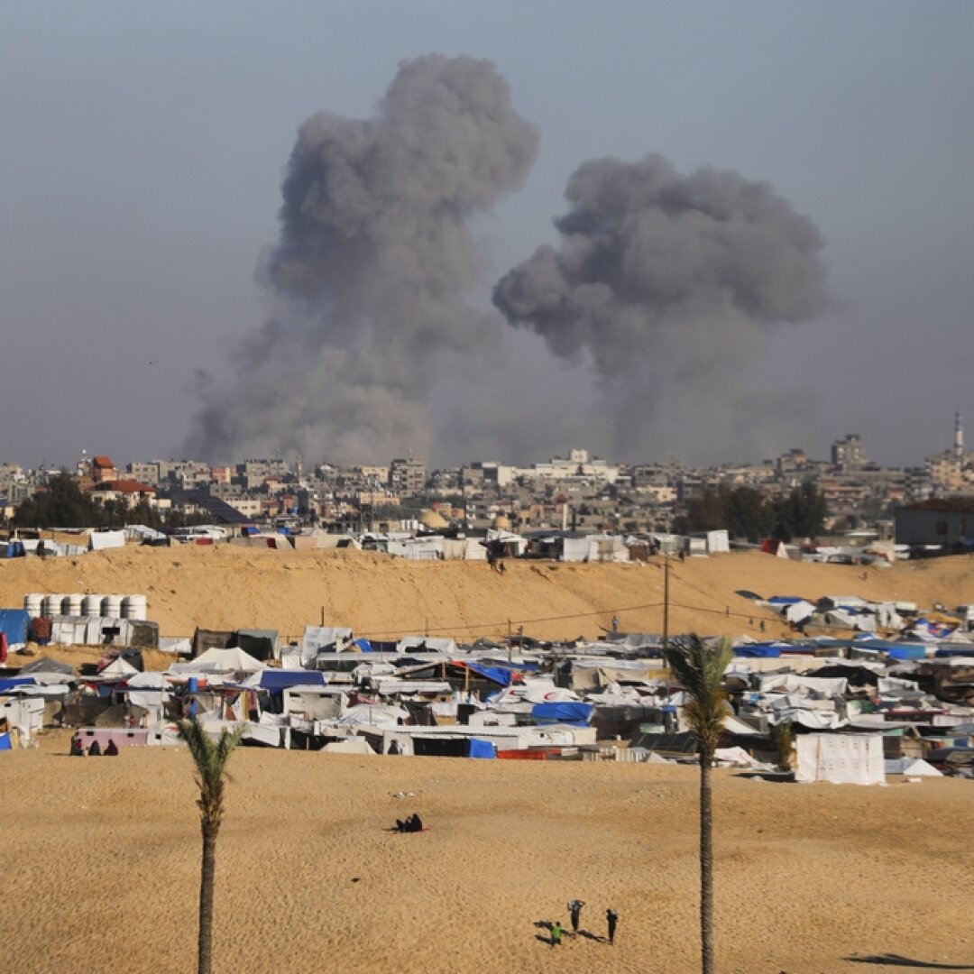De la fumée s'échappe au-dessus de Rafah après des frappes aériennes israéliennes.