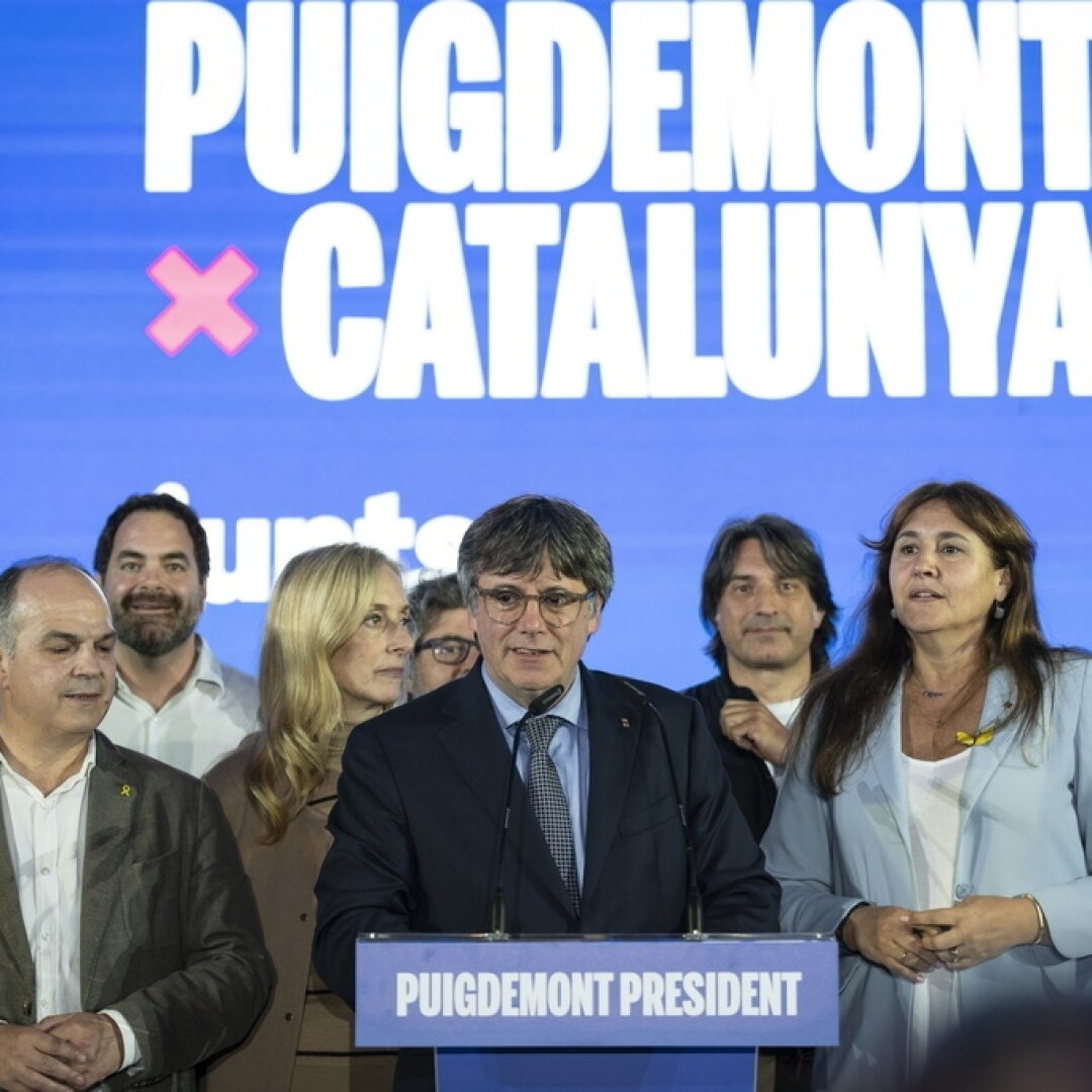Toujours sous le coup d'un mandat d'arrêt en Espagne, Carles Puigdemont s'est exprimé dimanche depuis le sud de la France.