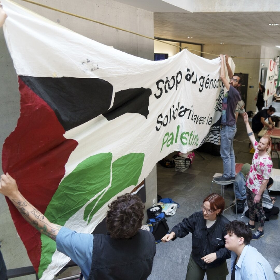 Les étudiants fribourgeois ont déployé des banderoles en soutien à la Palestine.