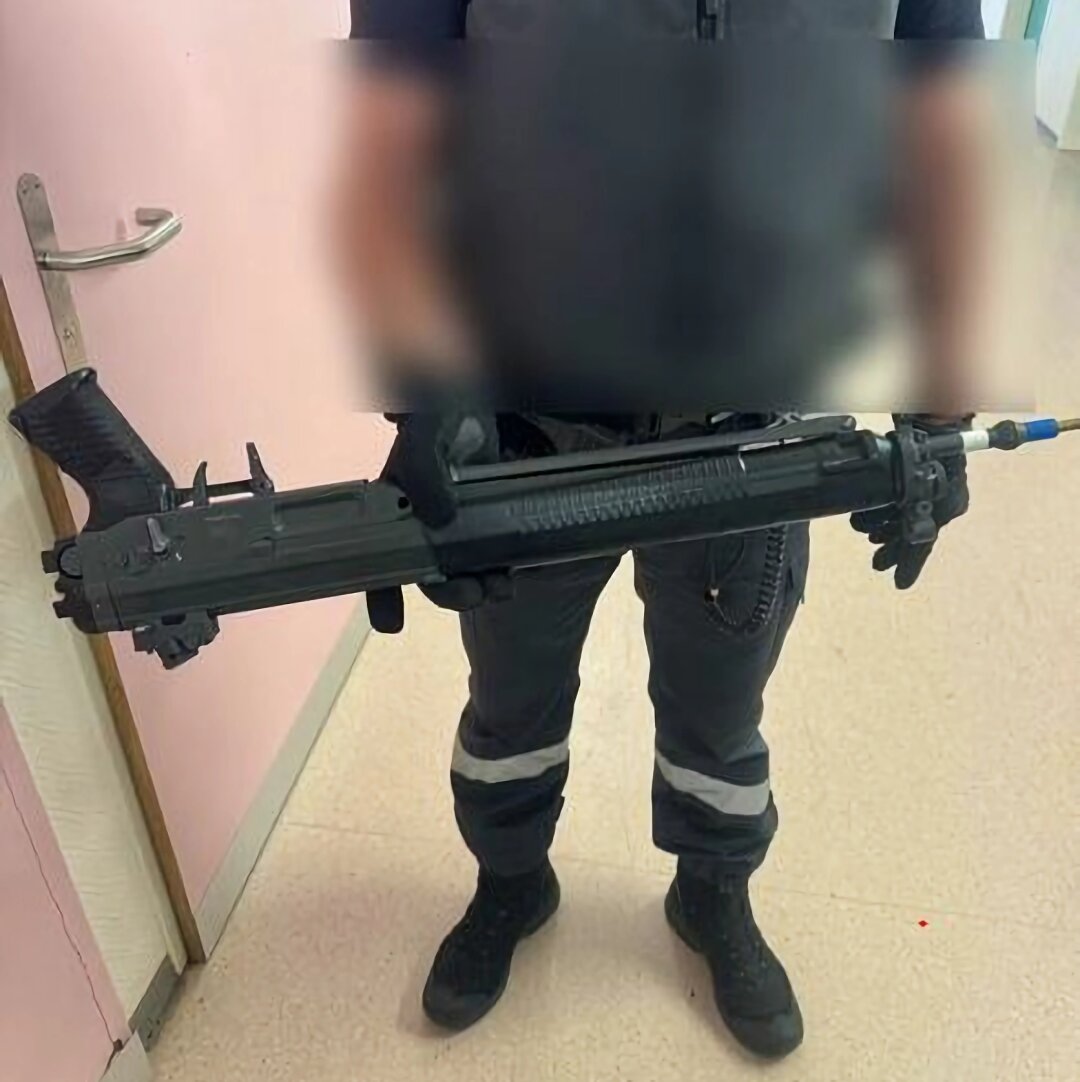 Le fusil d'assaut airsoft retrouvé à l'intérieur du centre fédéral d'asile de Boudry.