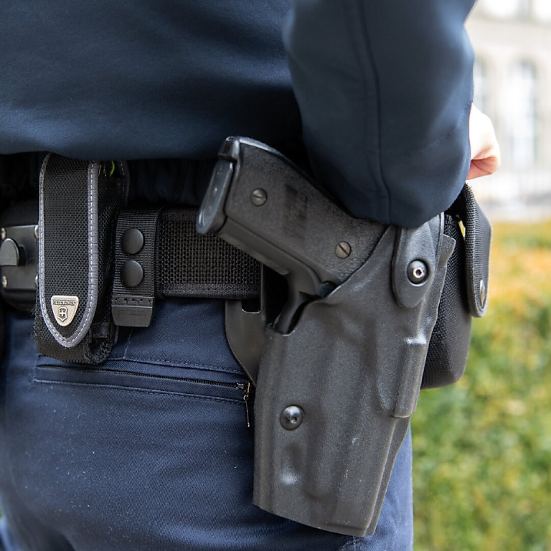 Dans le respect du principe de proportionnalité, l'utilisation des armes à feu constitue l'ultime solution pour la police suisse. (archives)
