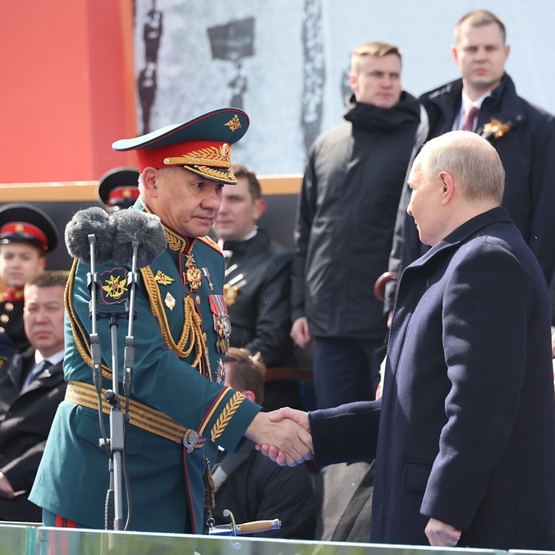 Le ministre russe de la Défense Sergueï Choïgou (à gauche) avec le président Vladimir Poutine lors de la parade militaire du 9 mai jeudi, célébrée chaque année en Russie pour marquer la victoire soviétique contre Hitler.