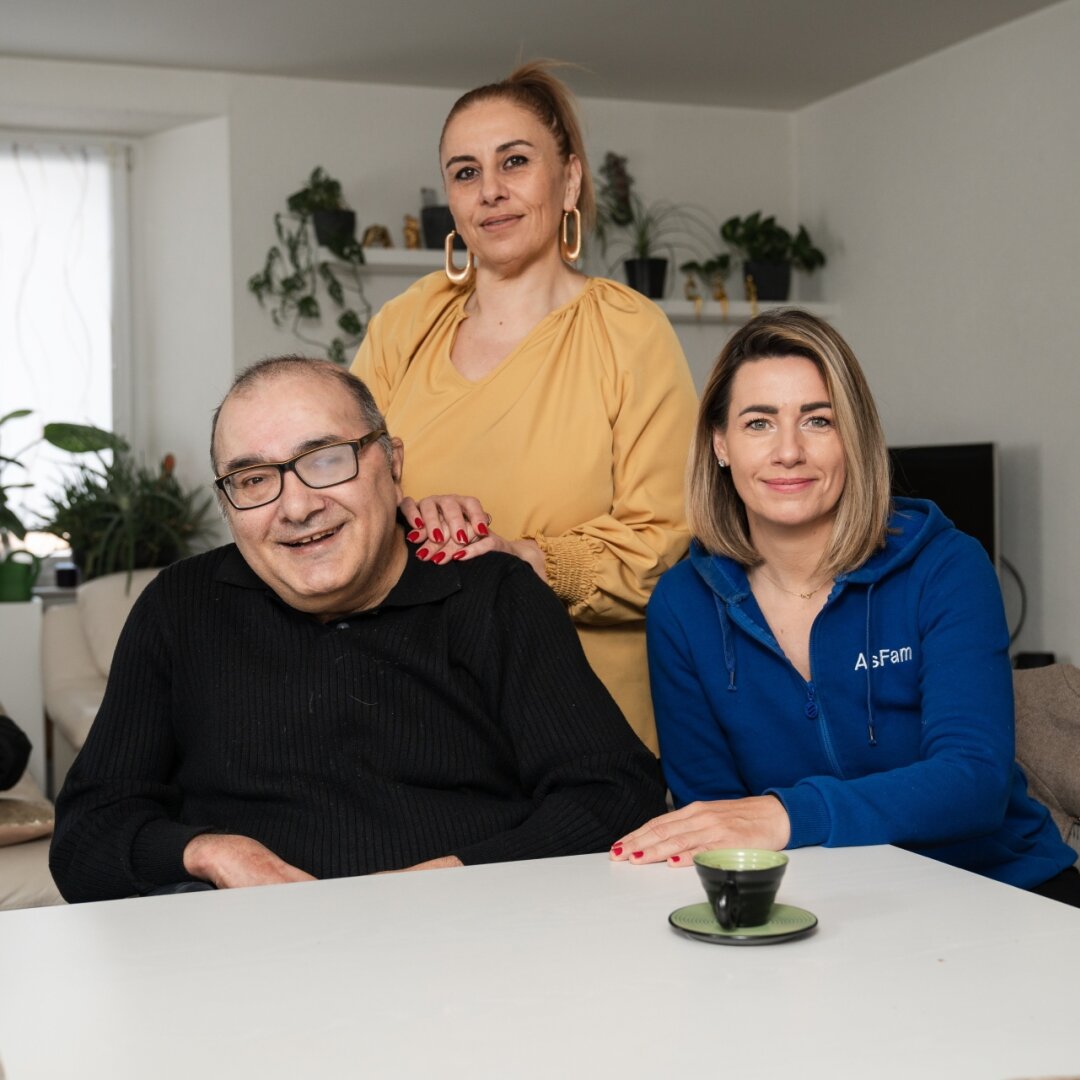De gauche à droite: Ali Naki Enhas, Vincenza Enhas et Janik Delville, responsable qualité et soins d'Asfam pour la Suisse romande.