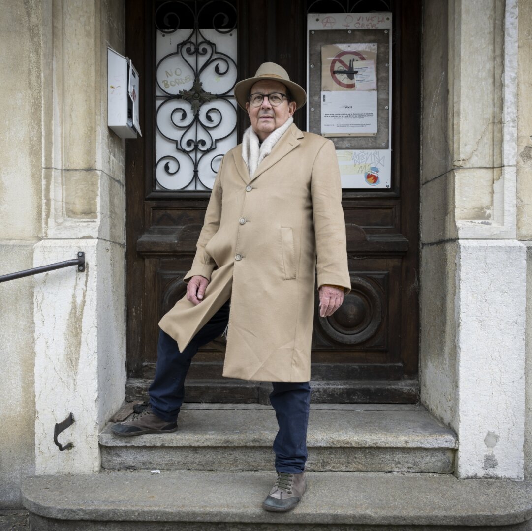 Le journaliste chaux-de-fonnier Laurent Duvanel devant la porte de l'immeuble Doubs 51, interdit d'accès depuis 2013.