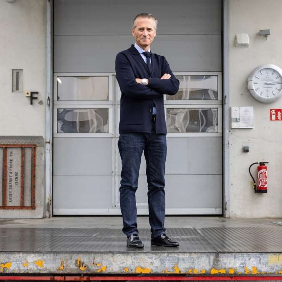 Raynald Aeschlimann, directeur général d'Omega, pose devant le bâtiment de stockage qui doit être agrandi et assaini.