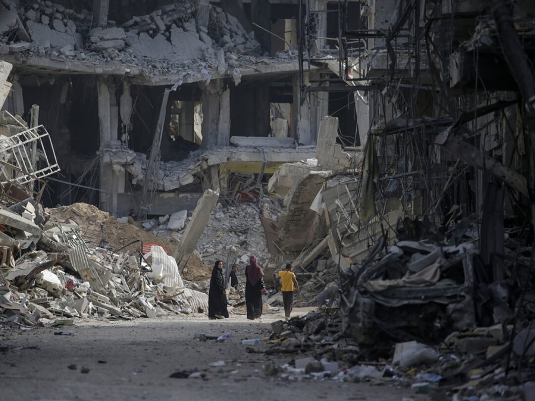Des Palestiniens marchent au milieu des ruines à Khan Younès, dans le sud de la bande de Gaza, le 30 avril 2024.