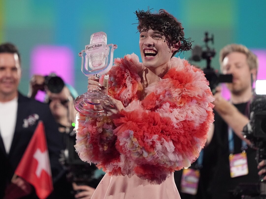 Le Suisse Nemo, qui a interprété la chanson "The Code", célèbre sa victoire à la Grande Finale du Concours Eurovision de la Chanson à Malmö, Suède, le dimanche 12 mai 2024.
