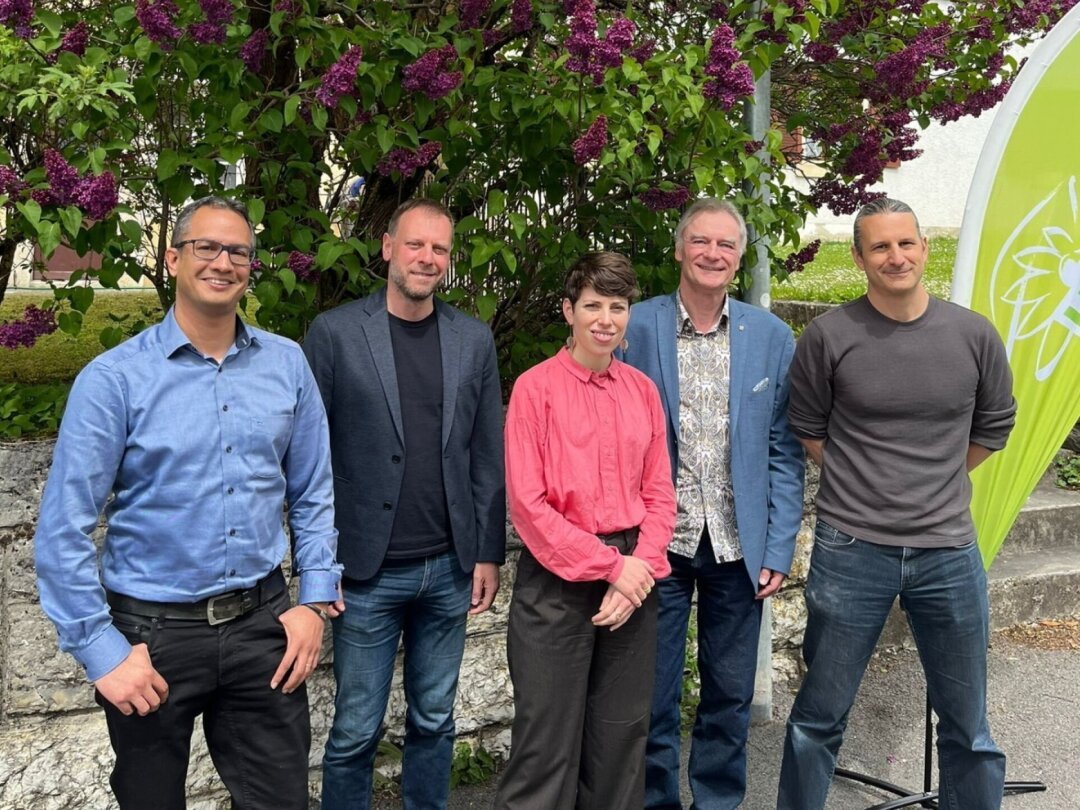 La présidente des Vert.e.s suisses, Lisa Mazzone, a assisté à l'AG du parti cantonal en compagnie de Fabian Schwab, Fabien Fivaz, Roby Tschopp et Yves Pessina (de gauche à droite).