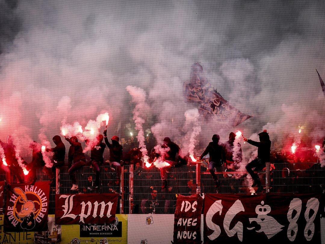 Les supporters du Servette avaient allumé de nombreuses torches lors de la demi-finale de la Coupe à Winterthour (archives)